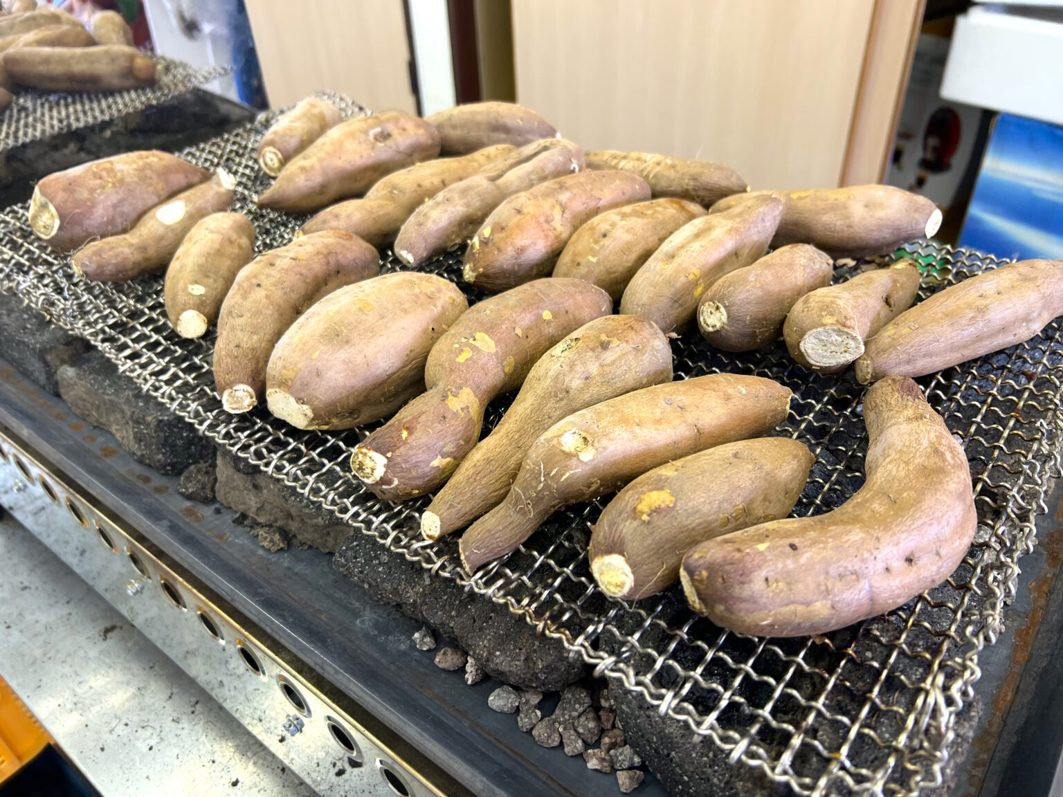 芋農家が作る「やきいも専門店 芋勝」ホクホクの焼き芋販売中♪自動販売機も登場しました！ | KCTトクもりっ